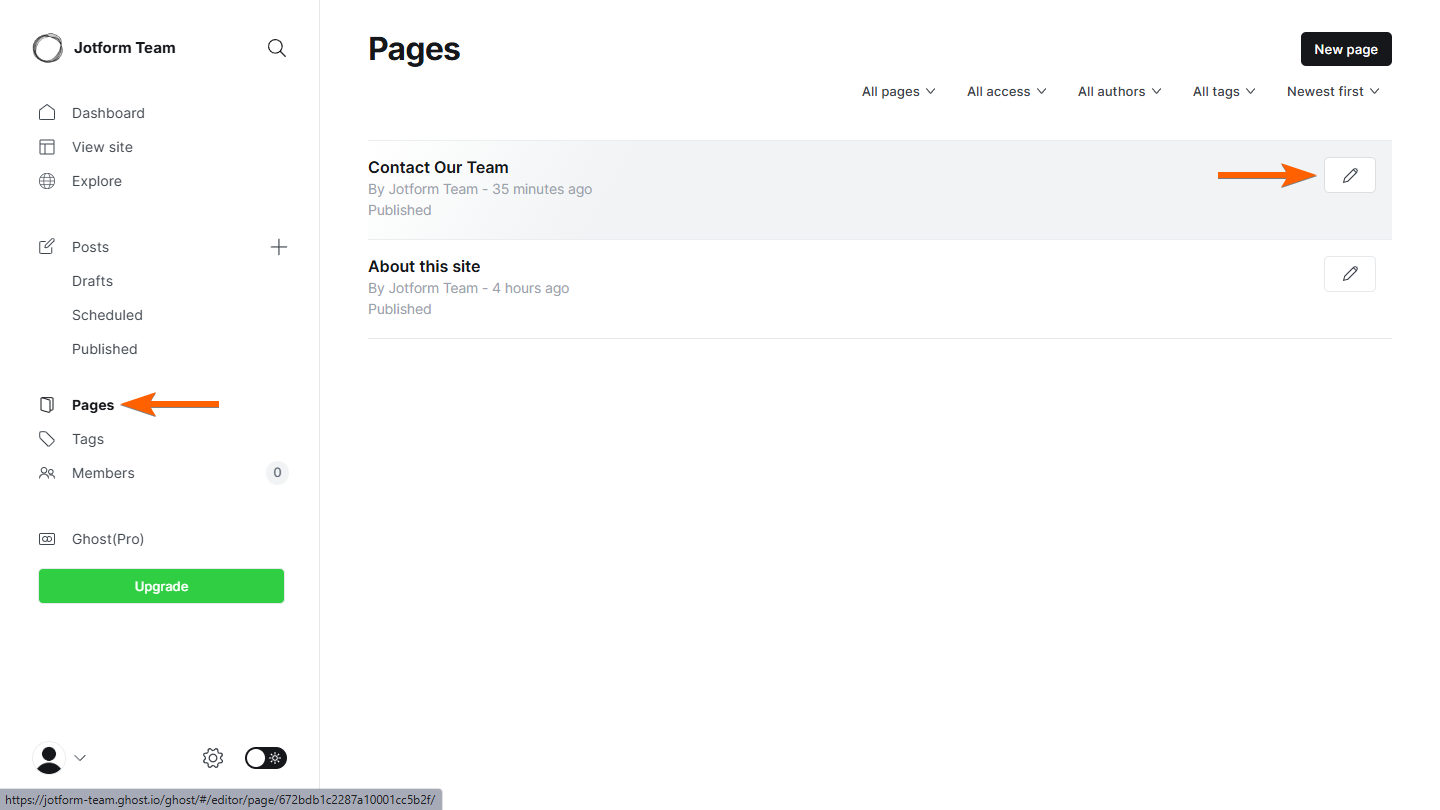 Capture d'écran de l'interface Pages dans Ghost avec une flèche pointant vers l'icône de crayon à droite et une autre pointant vers Pages dans le volet de gauche