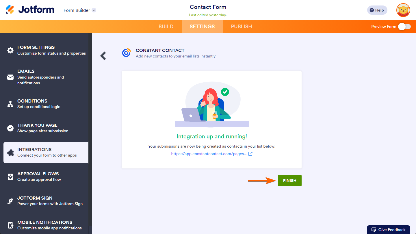 Capture d'écran de la page d'intégration Constant Contact dans le Générateur de formulaires Jotform avec une flèche pointant vers le bouton Terminer