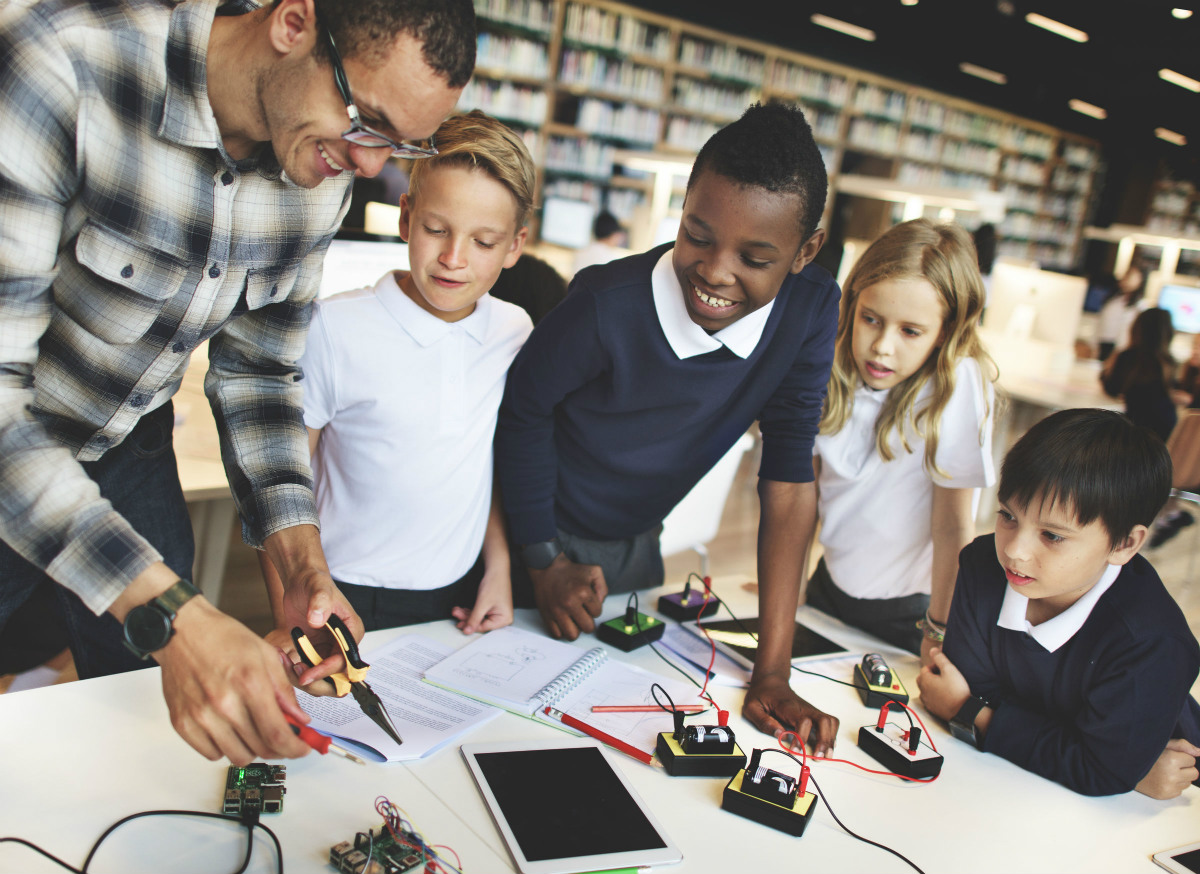 How to find and book expert speakers for your summer camp