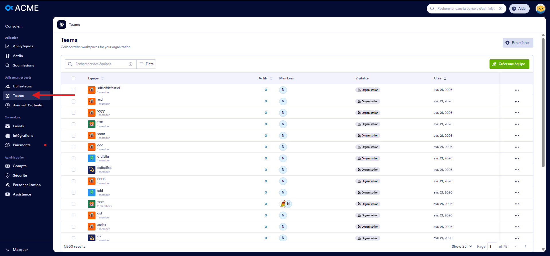Capture d'écran de la page Gestion des utilisateurs de la console d'administration dans Jotform Entreprise avec le tableau répertoriant toutes les équipes et une flèche vers Équipes à gauche