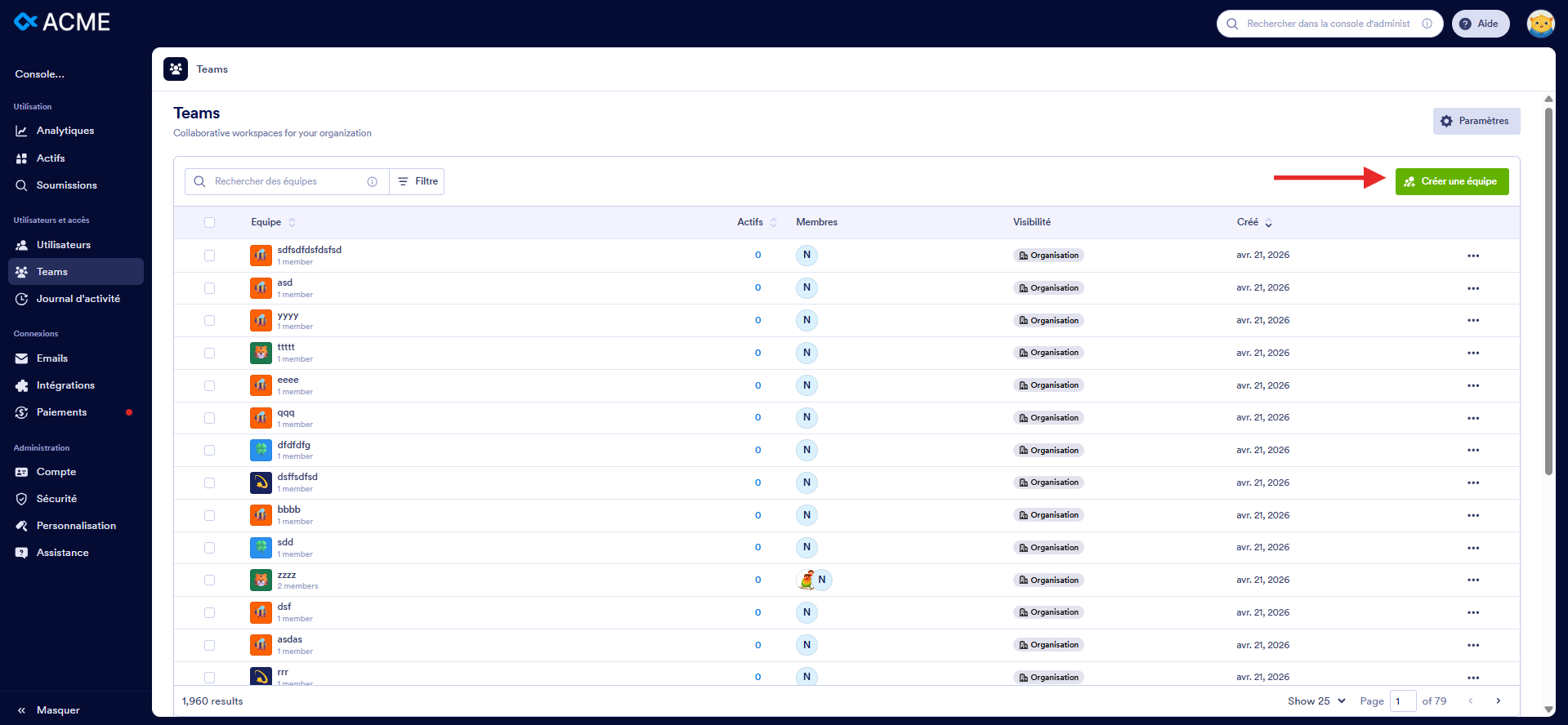 Capture d'écran de la page Gestion des utilisateurs de la console d'administration dans Jotform Entreprise avec le tableau répertoriant toutes les équipes et une flèche vers le bouton Créer une équipe