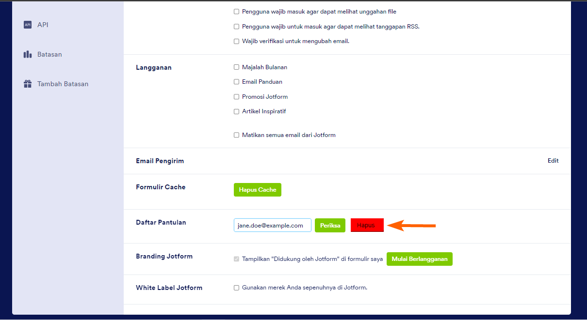Opsi daftar pantulan Jotform dengan panah menunjuk tombol hapus di sebelalh kolom input email yang terisi