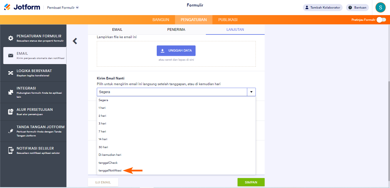 Pengaturan Email Jotform dengan panah menunjuk ke opsi pilih tanggal Notifikasi tamu dari opsi Kirim Email Nanti