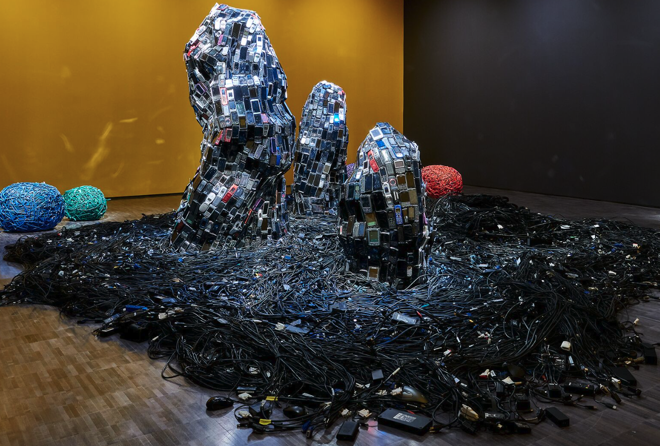 40 Terrific Works of Art Made From Common Trash Image-11