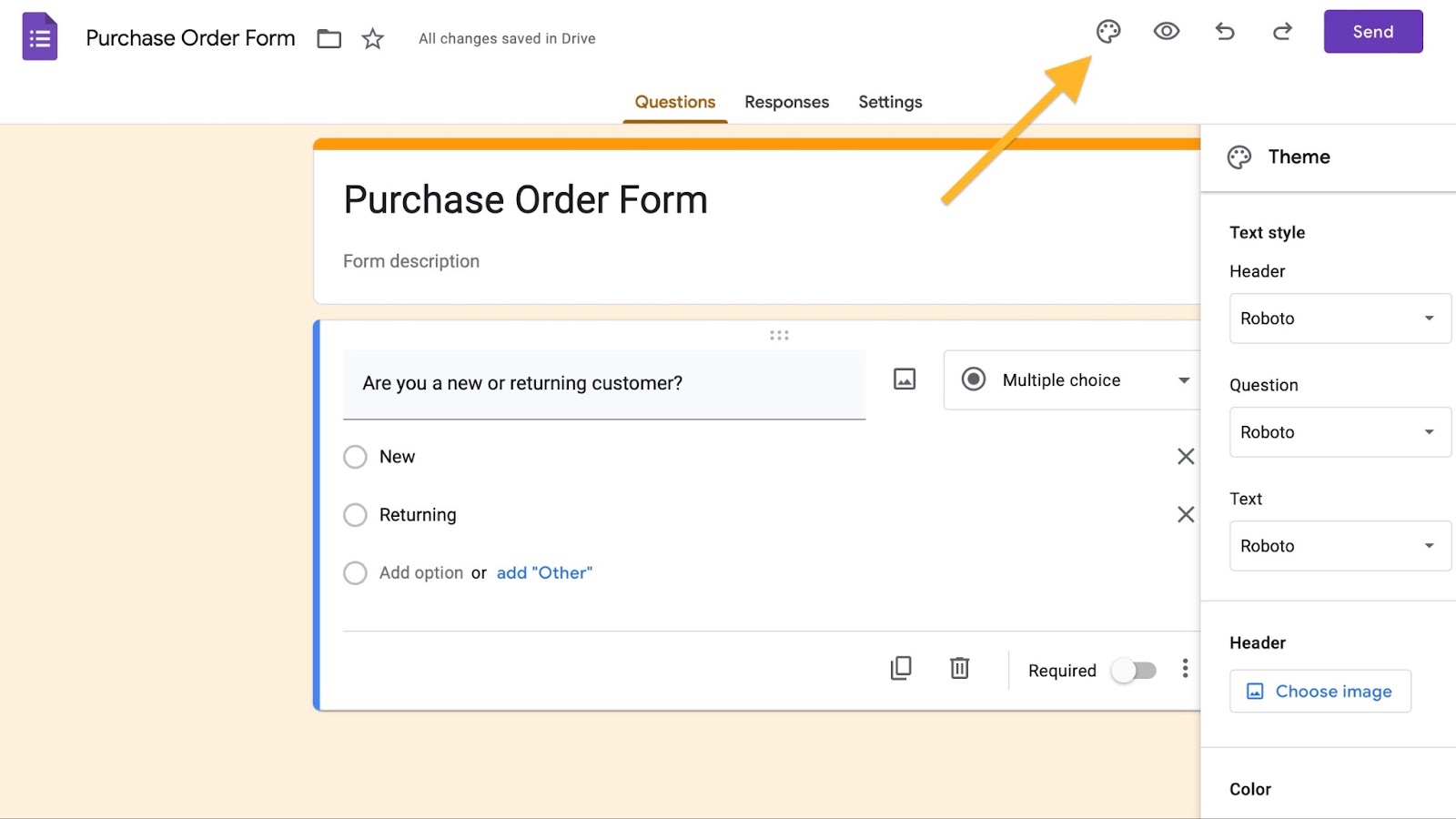 Google Forms arayüzü, görseller ekleme, renkleri ve yazı tiplerini değiştirme gibi çeşitli özelleştirme seçeneklerini gösteriyor