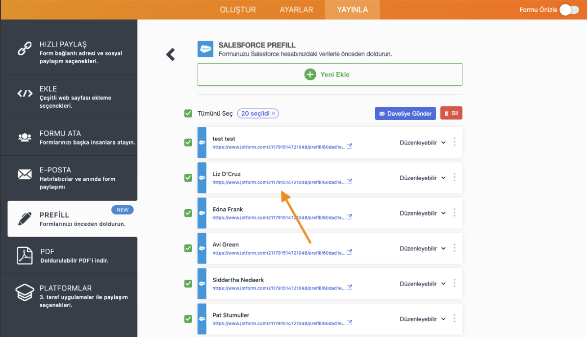 Jotform Form Oluşturucu'da Salesforce Prefill Sayfasında Form Kullanıcısının Adının Altındaki URL'e Tıklayan Ok