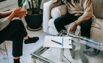 How to facilitate a group therapy session online