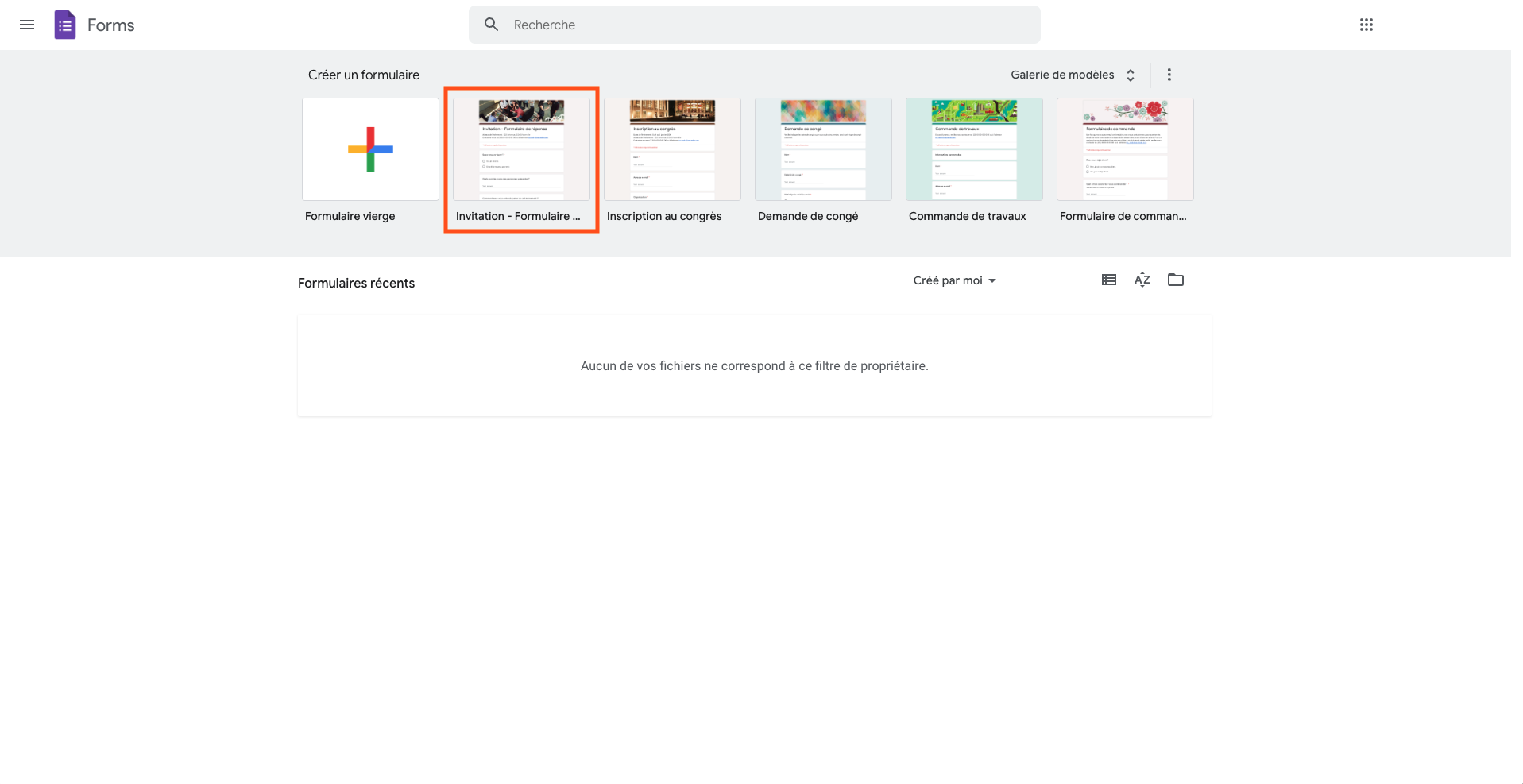 Une interface affichant une sélection de modèles de formulaires, y compris des options pour les RSVP, les commentaires sur les événements et les demandes de congés