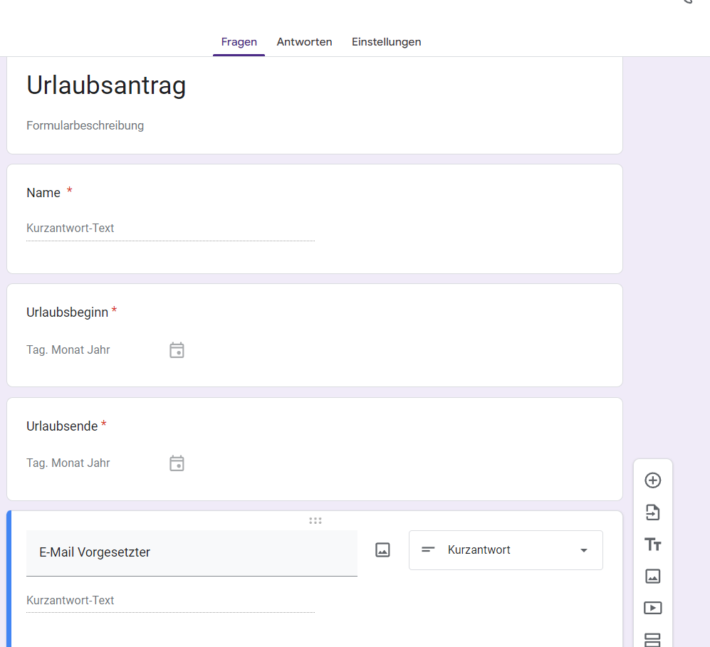 Ein Screenshot eines Google Formulare-Formulars für den Urlaubsantrag, mit Feldern für den Namen des Mitarbeiters, die gewünschten Daten und mehr