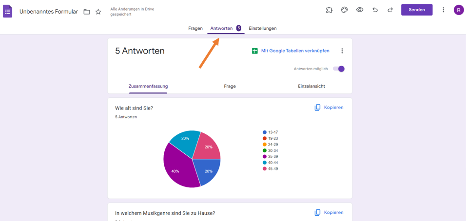 Registerkarte für Formularantworten, die eine Zusammenfassung von 5 Antworten mit Kreisdiagrammen für die erfassten Daten anzeigt