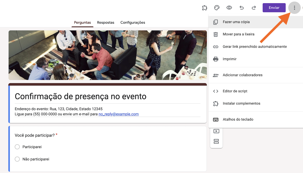 Captura de ecrã do Formulários Google destacando um ícone de três pontos no canto superior direito