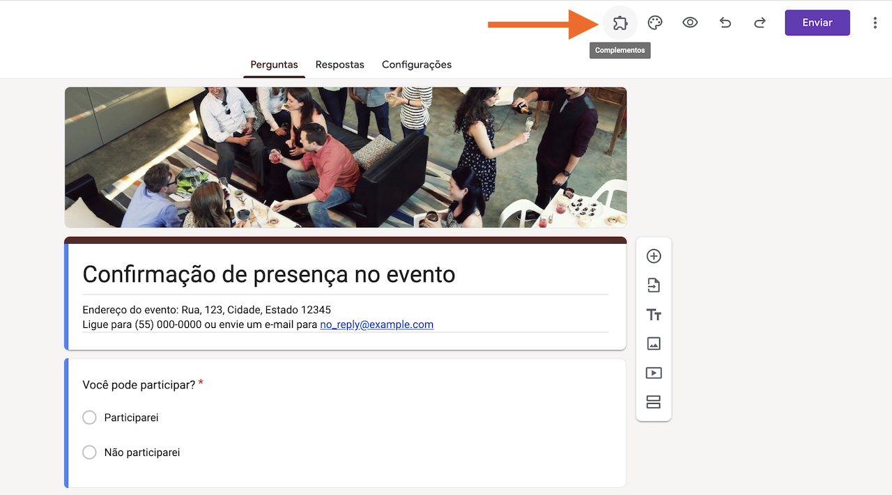 Captura de ecrã de uma interface do Formulário Google clicando no ícone de suplementos (peça de puzzle) na parte superior