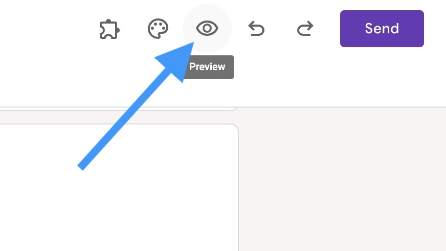 Sebuah panah menunjuk ke tombol Preview di menu kanan atas pembuat Google Formulir