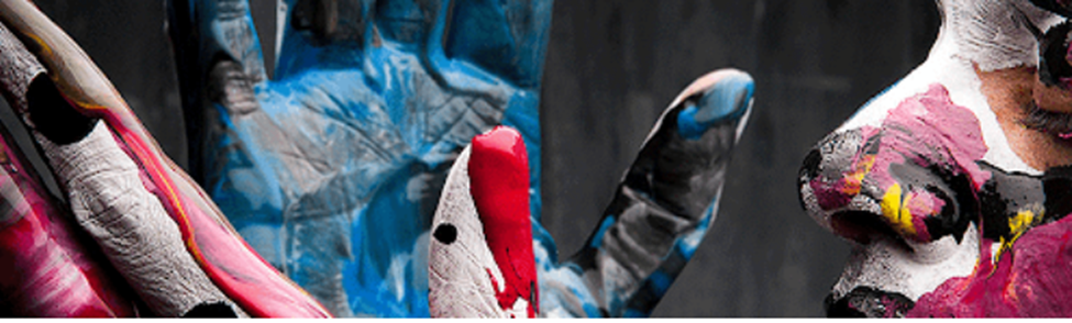 Uma imagem em grande plano de esculturas coloridas pintadas de forma abstrata