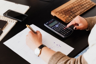 FreshBooks vs QuickBooks: Which one is best in 2026?