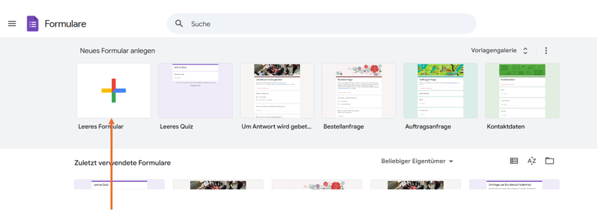 Screenshot der Startseite von Google Formulare mit einem Pfeil, der auf den Button Leeres Formular zeigt