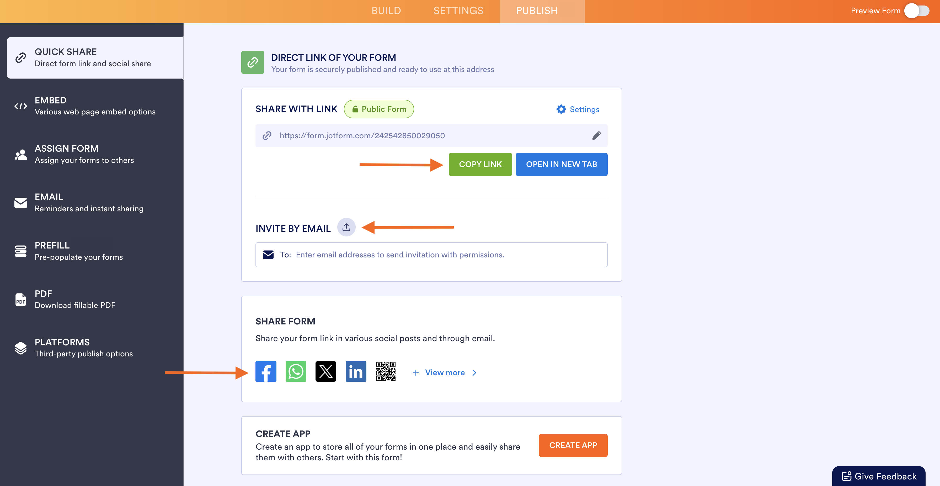 Cuplikan layar dari layar Publish Form Builder dengan panah menunjuk ke tombol salin tautan, kolom undangan melalui email, opsi embed di sidebar, dan opsi media sosial
