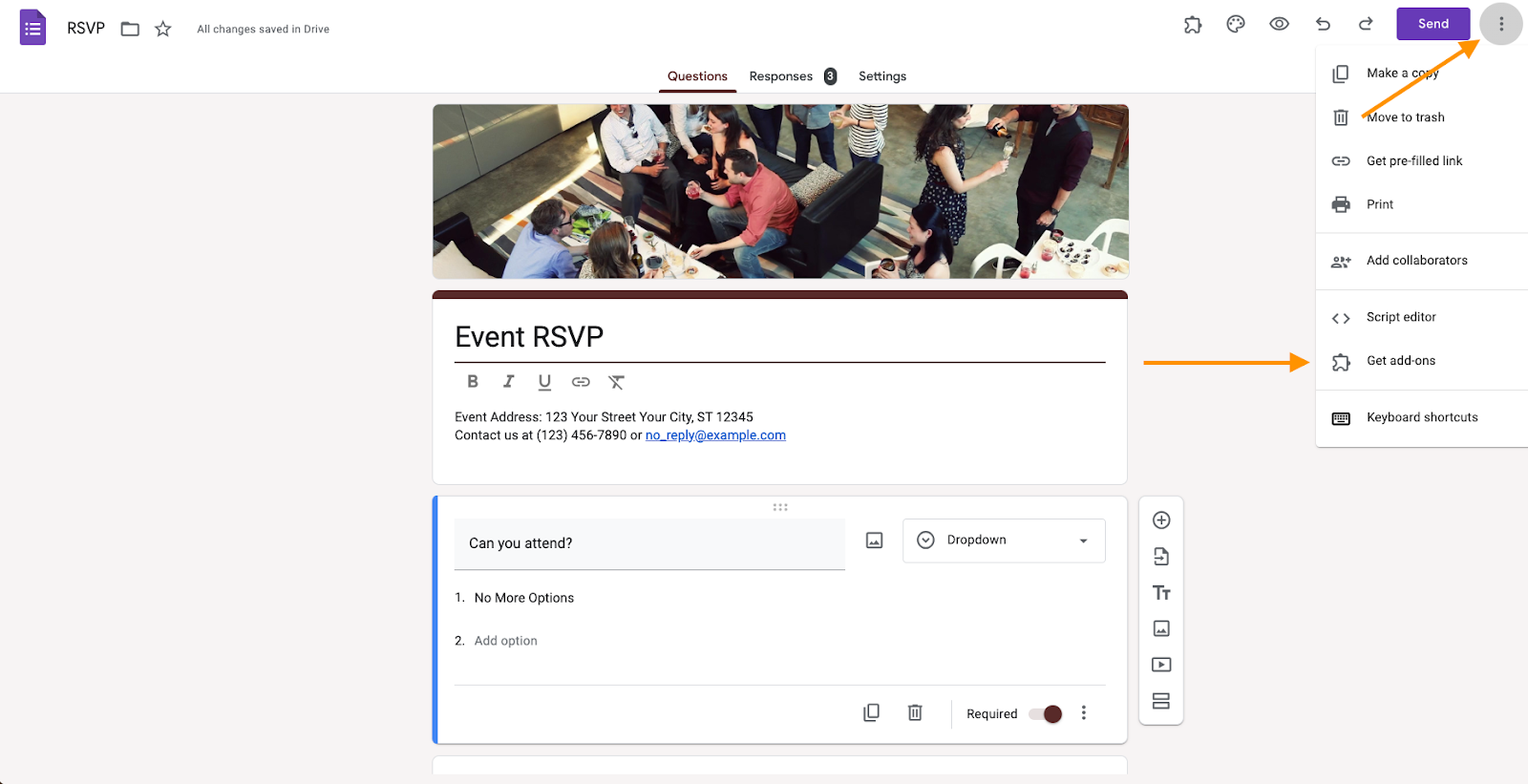 Tangkapan layar dari Google Form, dengan menu tiga titik terbuka dan opsi Dapatkan add-ons dipilih