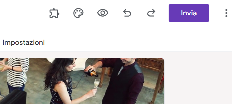 Screenshot di un sito web con un pulsante di menu rappresentato da tre puntini verticali nell'angolo in alto a destra