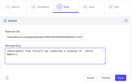Capture d'écran du volet « Tâches » du Générateur de flux de travail Document Studio, complété avec l’URL du webhook et un exemple de corps de message