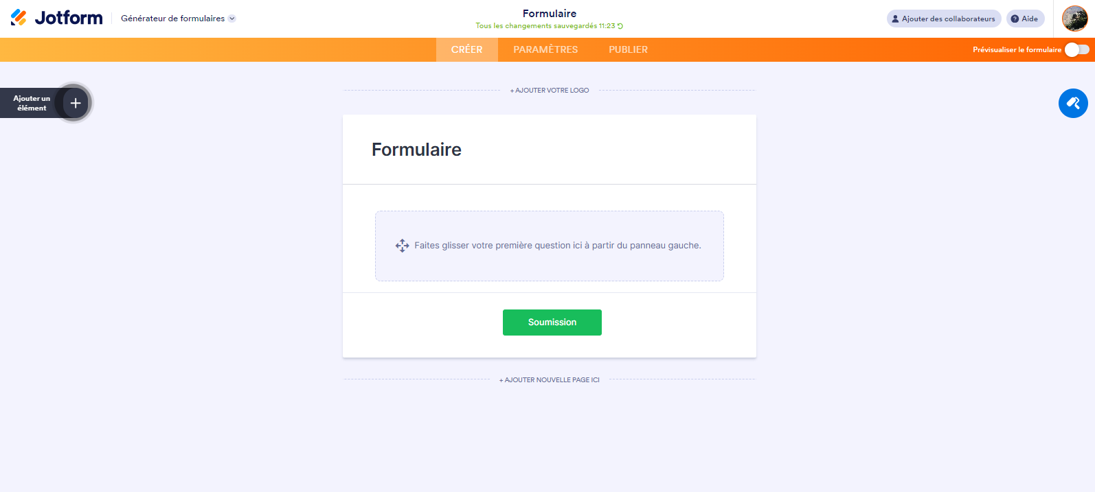 Capture d’écran de l’interface du Générateur de formulaires Jotform avec un formulaire vierge contenant un bouton vert « Soumission », prêt à être modifié avec l’ajout de questions