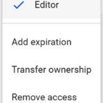 Menú desplegable de Google Forms con opciones para añadir expiración, transferir propiedad y quitar acceso a editores