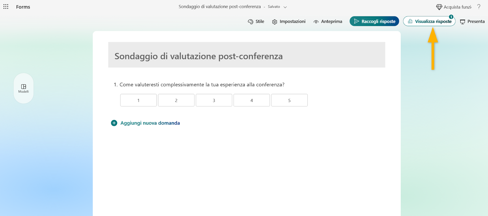 Interfaccia di Microsoft Forms con freccia che indica il pulsante Visualizza risposte