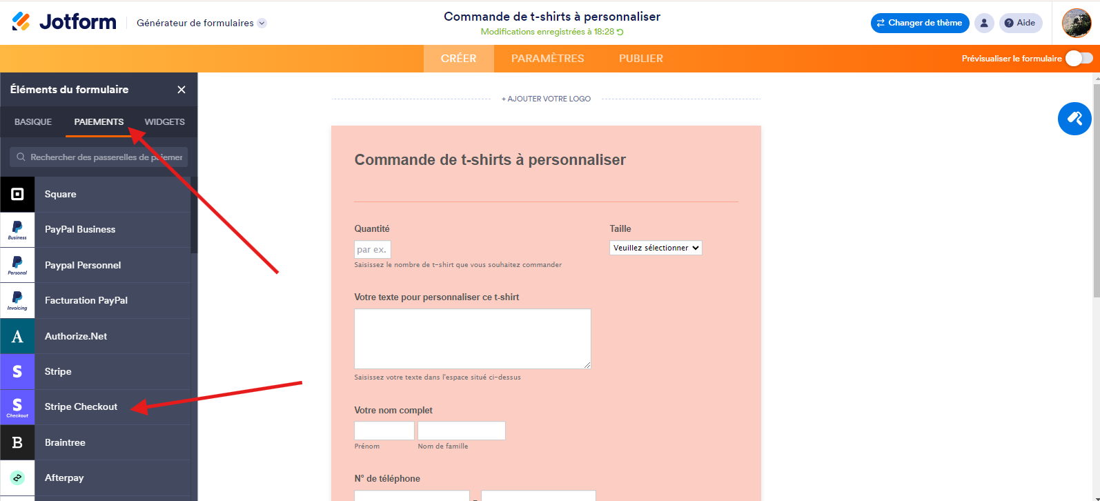 Capture d'écran du Générateur de formulaires Jotform avec une flèche indiquant comment sélectionner Stripe Checkout dans l’onglet Paiements