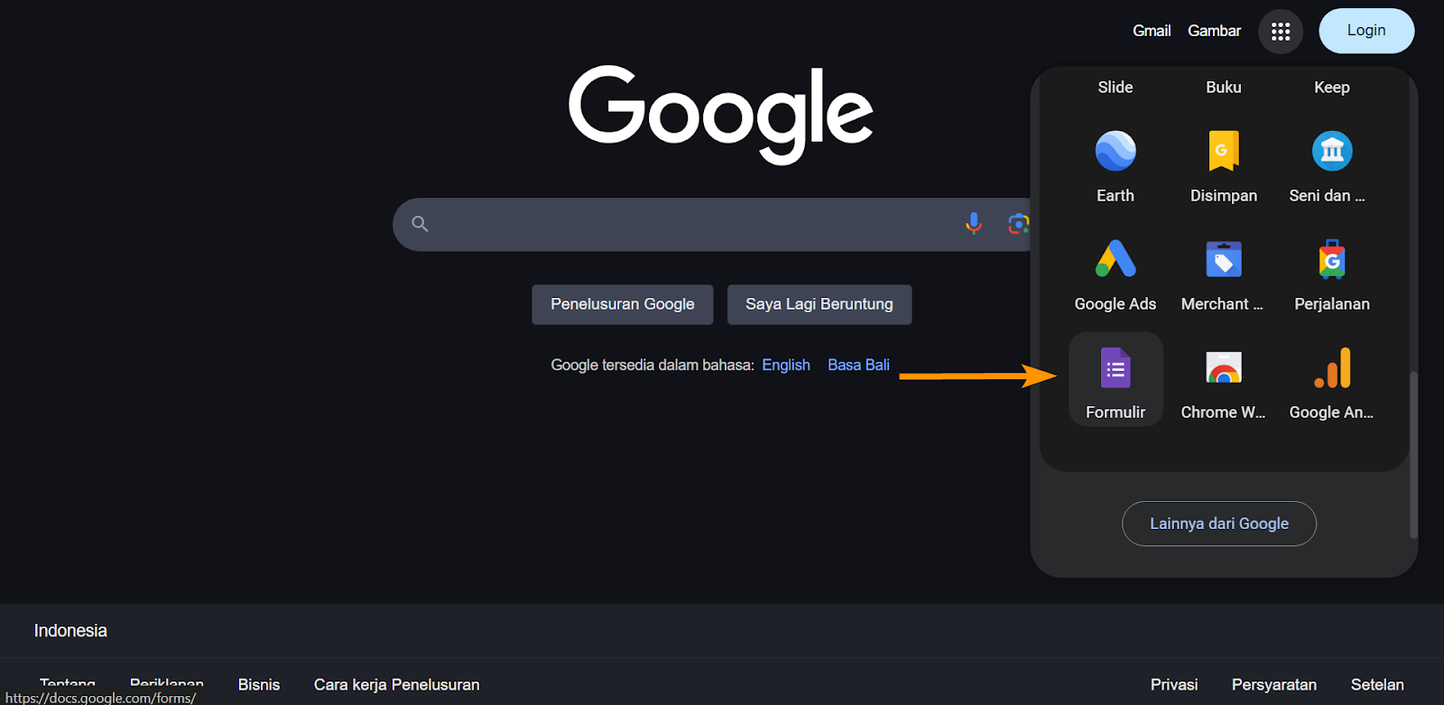 Halaman pencarian Google dengan menu aplikasi Google terbuka dan panah merah menunjuk ke ikon Google Forms