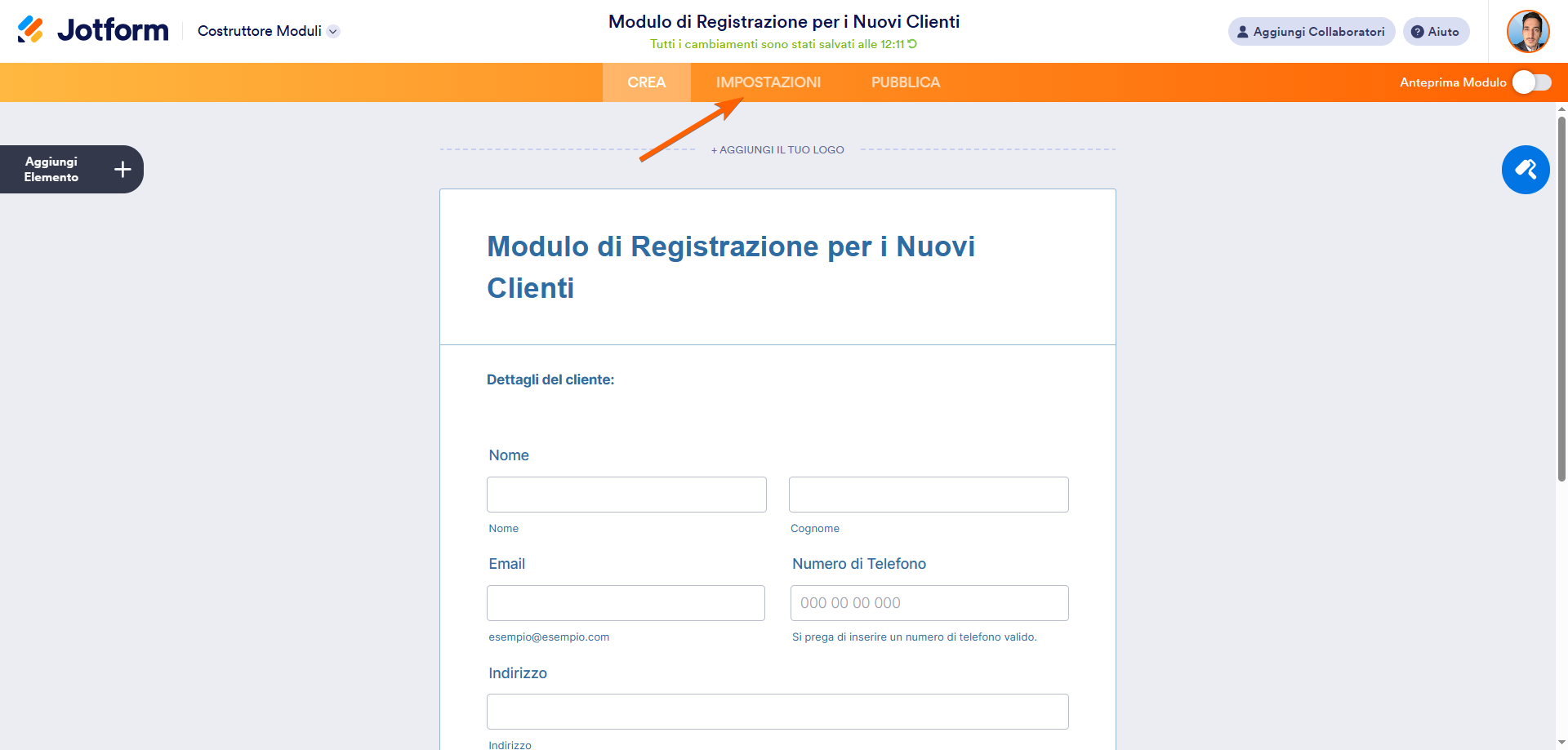 Screenshot che mostra il costruttore di moduli di Jotform con una freccia che punta alla scheda impostazioni