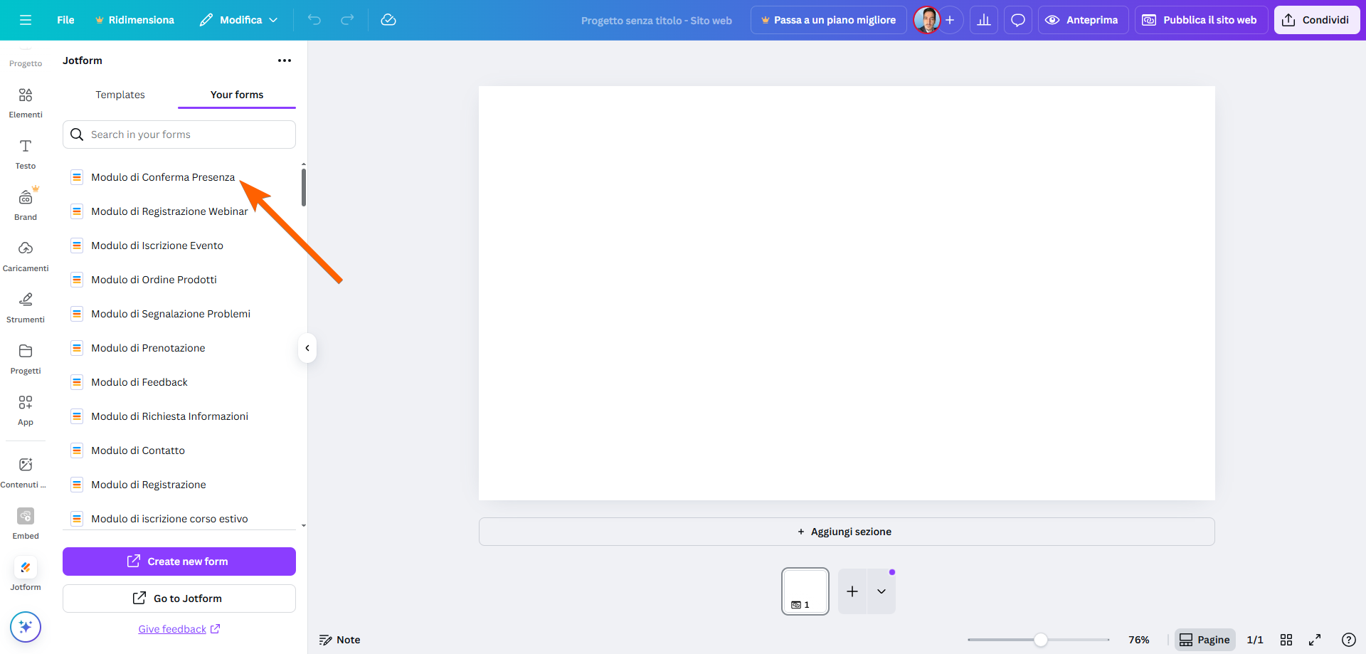 Screenshot di un sito web Canva con l'app Jotform aperta sul lato sinistro con una freccia che punta all'opzione di modulo "Modulo di conferma presenza"