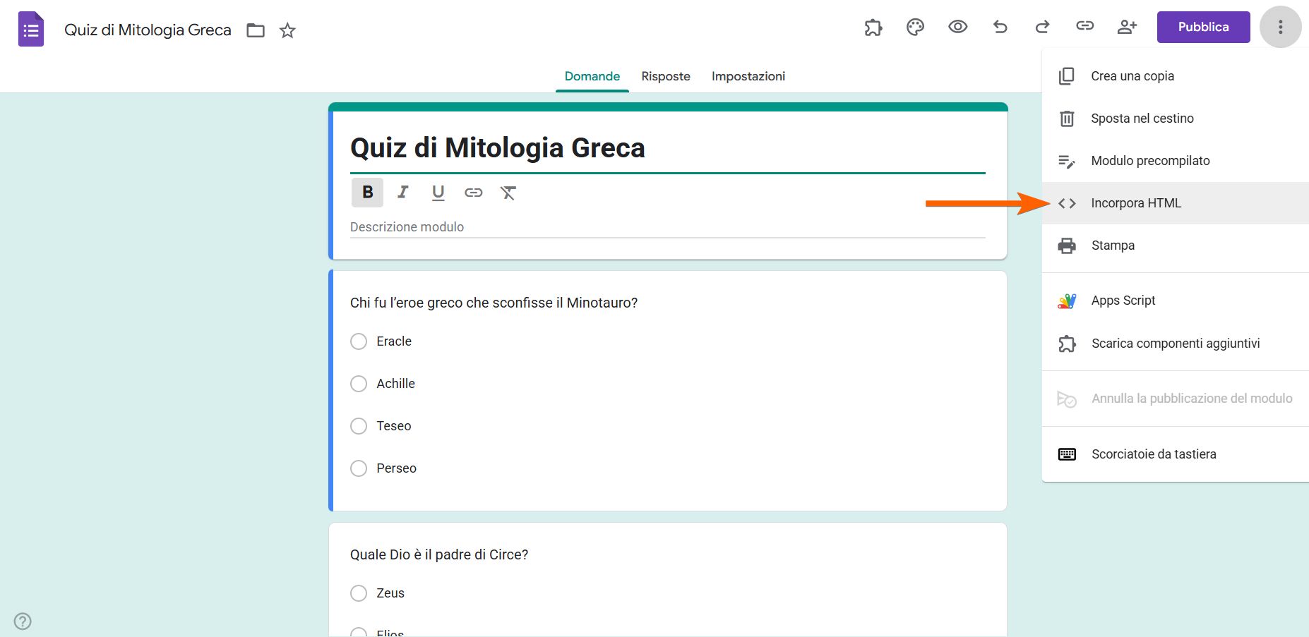 Screenshot dell'interfaccia Google Forms che evidenzia l'opzione Incorpora HTML
