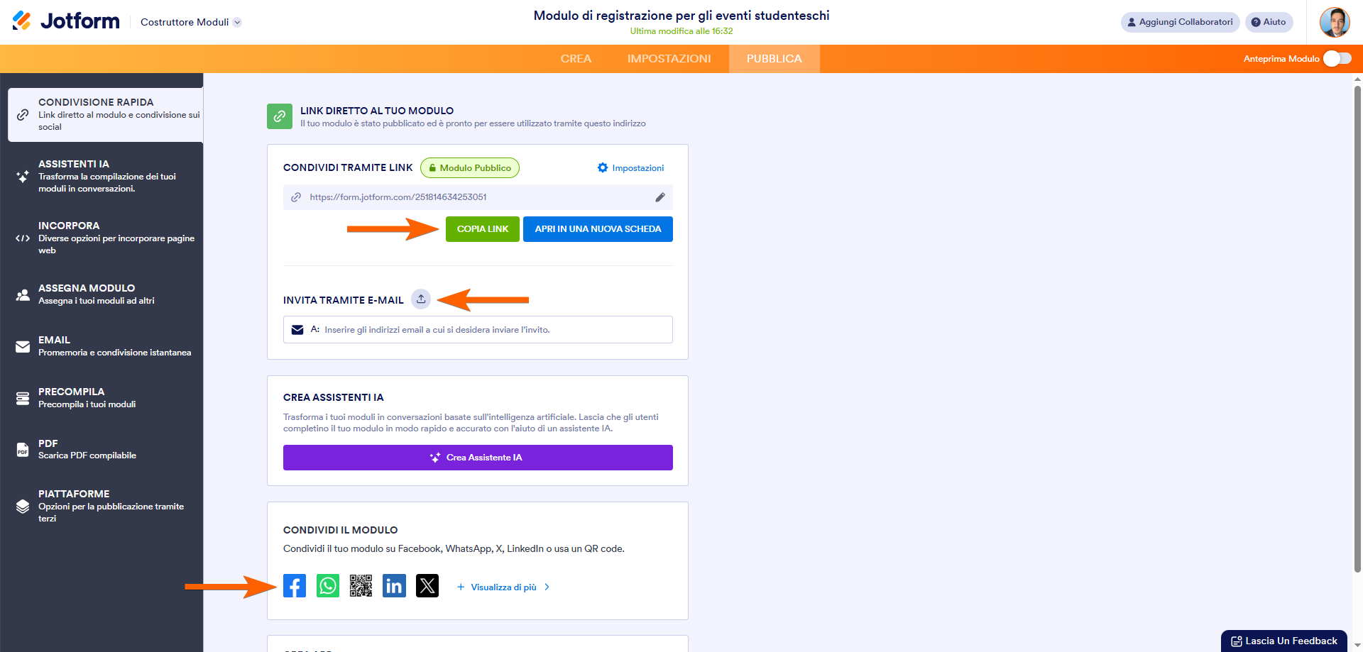 Screenshot che mostra la scheda Pubblica del Costruttore Moduli con frecce che indicano il pulsante copia link, il campo invita via email e le opzioni di social media