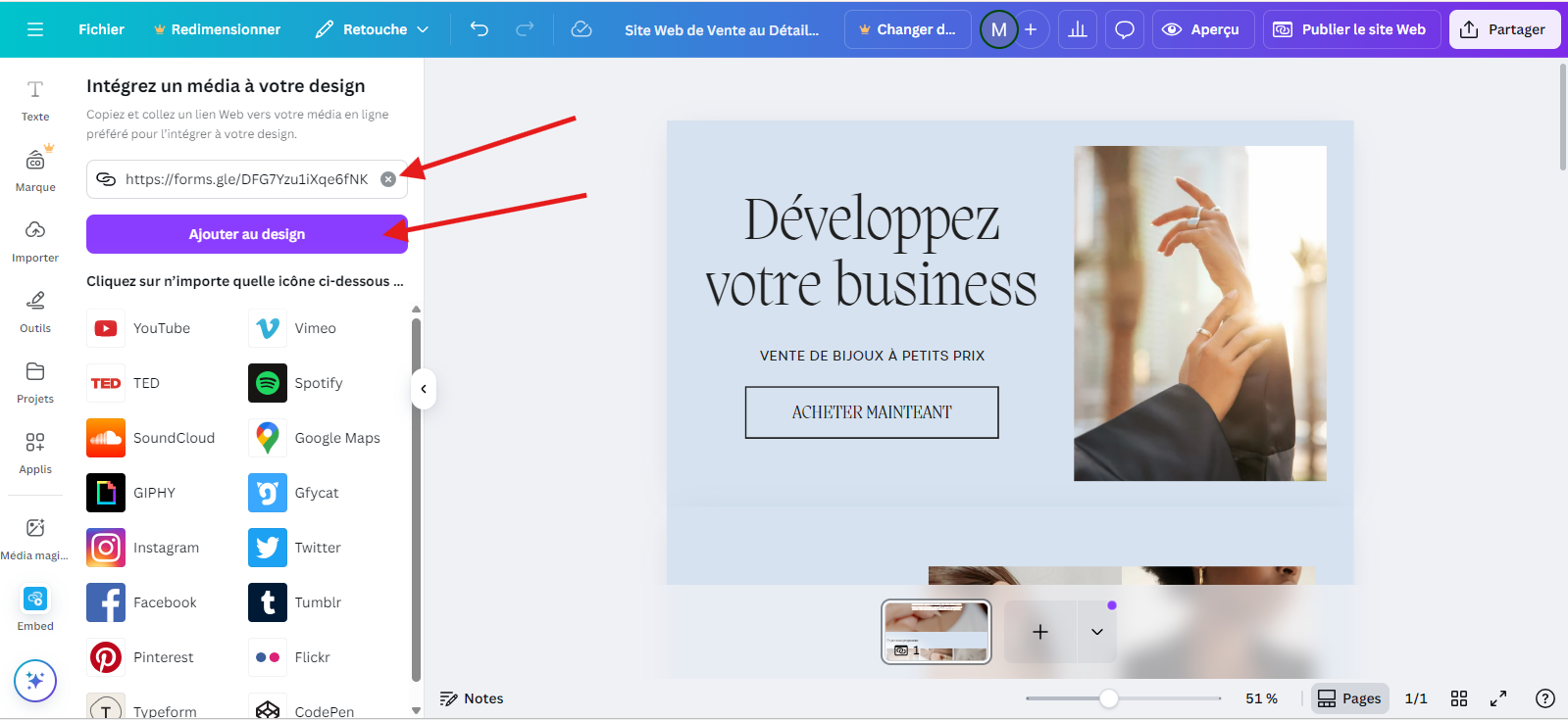 Capture d’écran d’un projet de site Canva, avec des flèches pointant vers la boîte de recherche contenant un lien Google Forms et le bouton « Ajouter au design » dans l'application Embed