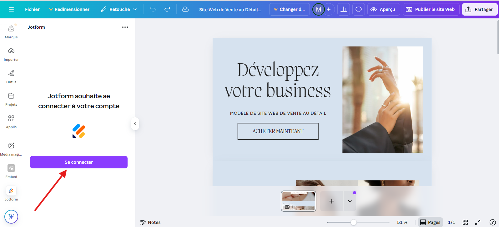 Capture d’écran d’un site Canva avec l’application Jotform ouverte sur le côté gauche et une flèche pointant vers le bouton « Se connecter »