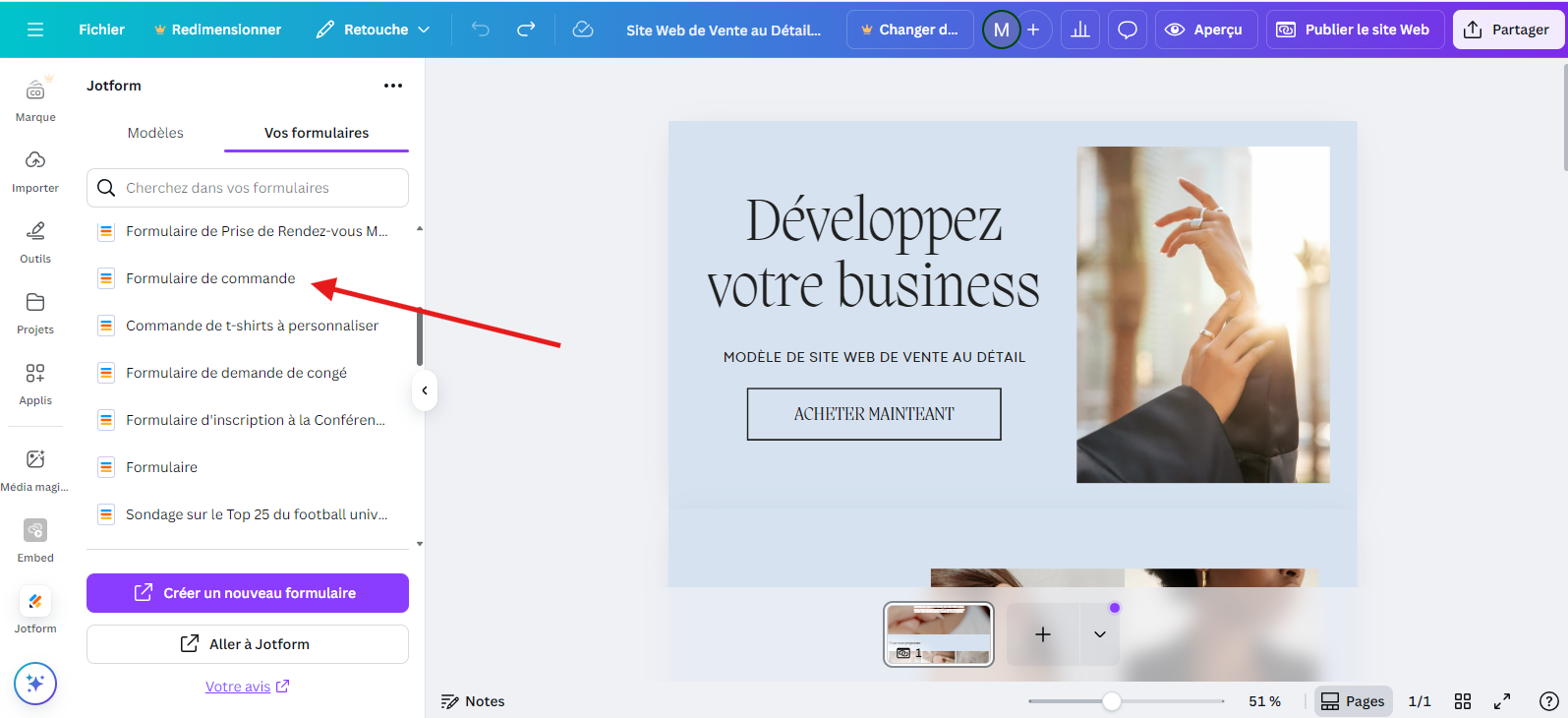 Capture d’écran d’un site Canva avec l’application Jotform ouverte sur le côté gauche et une flèche pointant vers l’option de formulaire « Formulaire de commande »