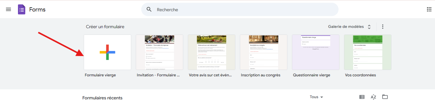 Capture d'écran de la page d'accueil de Google Forms avec l'option Formulaire vierge dans le menu Créer un formulaire