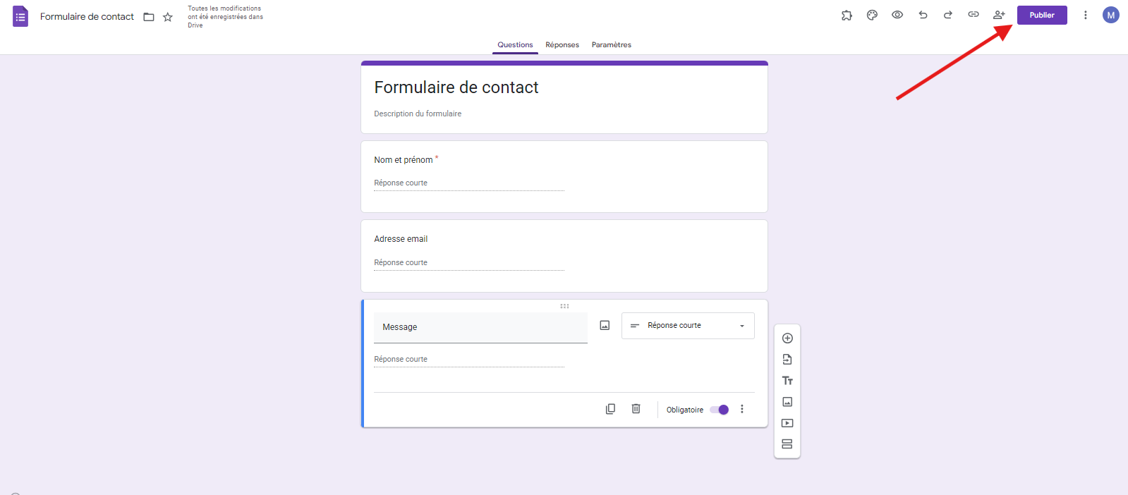 Capture d'écran du menu supérieur d'un formulaire Google, avec une flèche pointant sur le bouton violet Publier en haut à droite