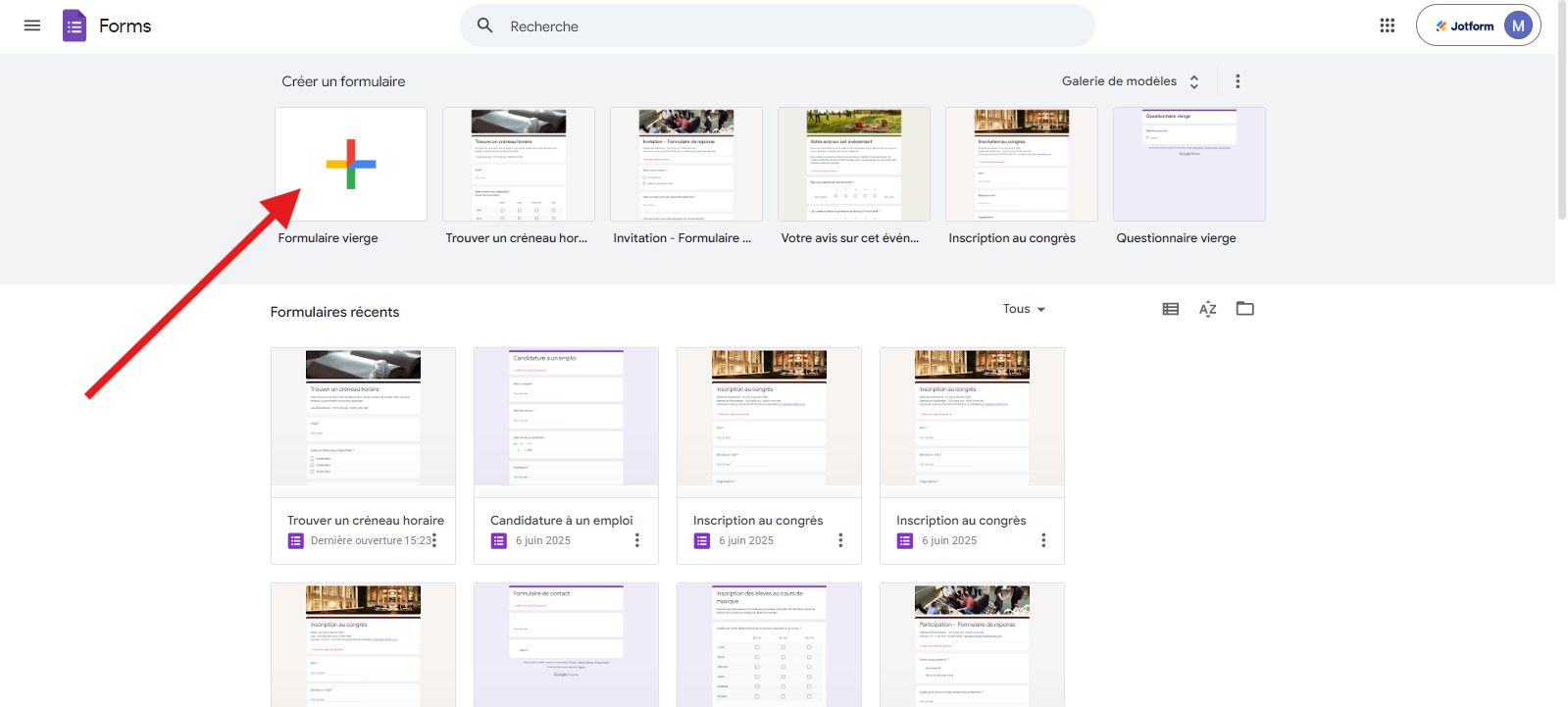 Capture d'écran montrant comment cliquer sur l'icône Formulaire vierge sur la page d'accueil de Google Forms