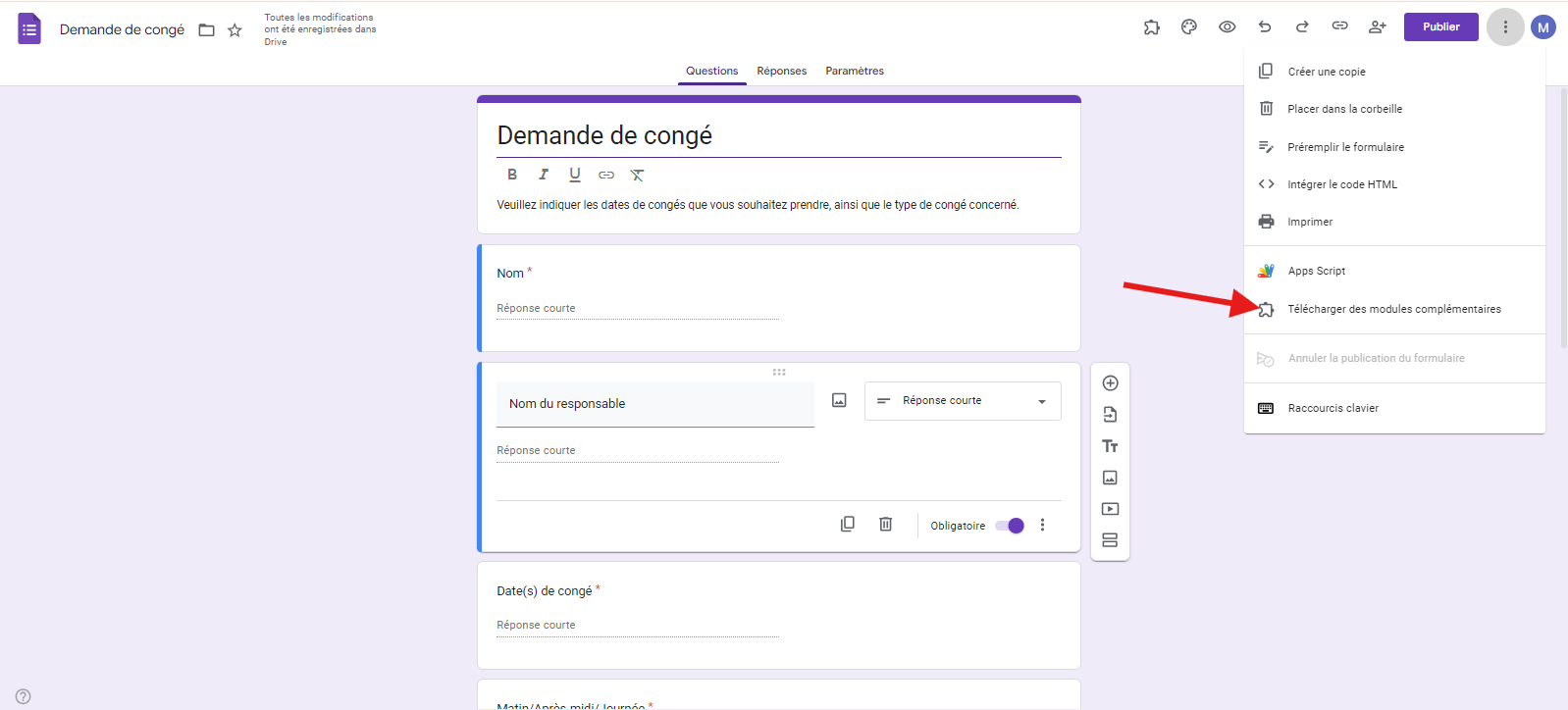 Capture d'écran d'un menu en haut à droite du formulaire de demande de congé sélectionnant Télécharger des modules complémentaires