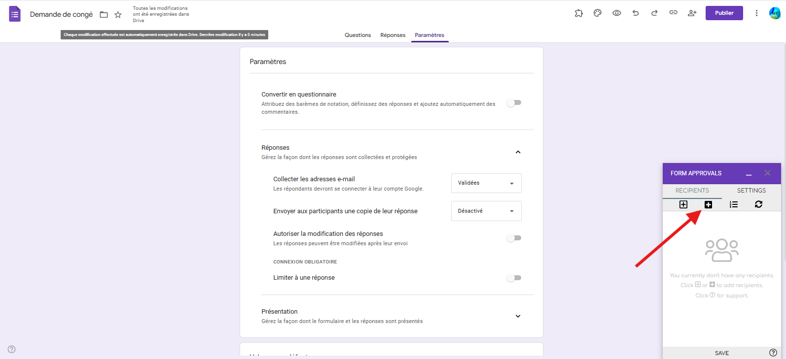 Capture d'écran du menu Paramètres de Google Forms, avec la fenêtre Form Approvals en bas à droite, avec une flèche pointant sur l'icône plus ombrée