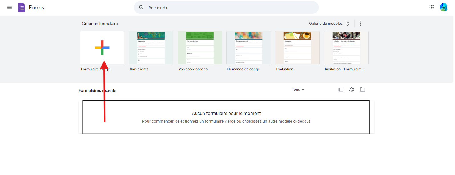 Capture d'écran de la page d'accueil de Google Forms avec une flèche pointant vers le bouton Formulaire vierge