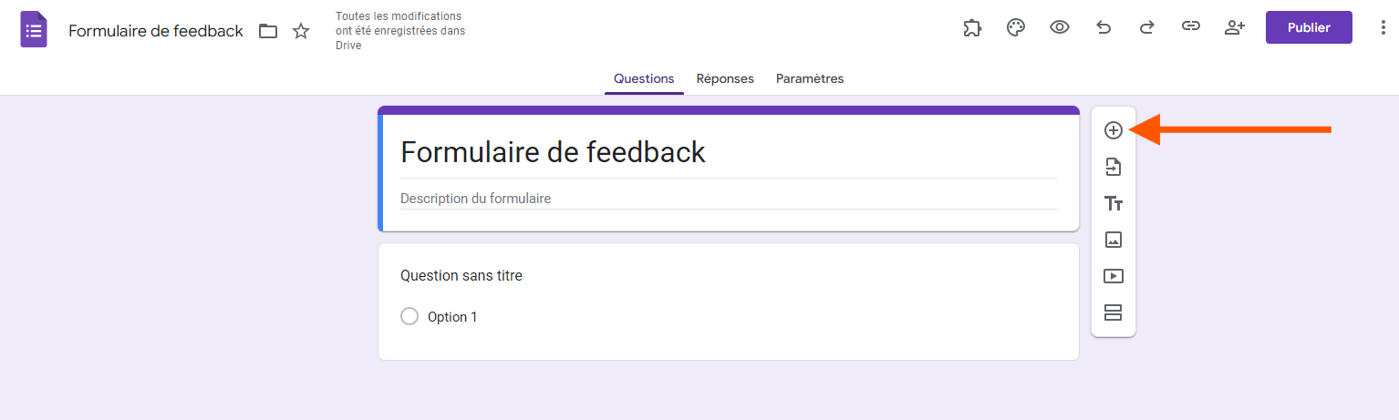 Capture d'écran du générateur de formulaires de Google Forms avec une flèche pointant vers l'icône plus à droite de la zone de question