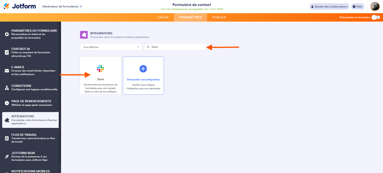 Capture d'écran du menu de l'onglet Paramètres de Jotform, avec des flèches pointant vers la barre de recherche avec Slack qui a été saisi et l'icône de l'intégration Slack