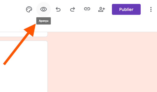 Une flèche pointe sur le bouton Aperçu dans le menu en haut à droite du Générateur de formulaires Google Forms