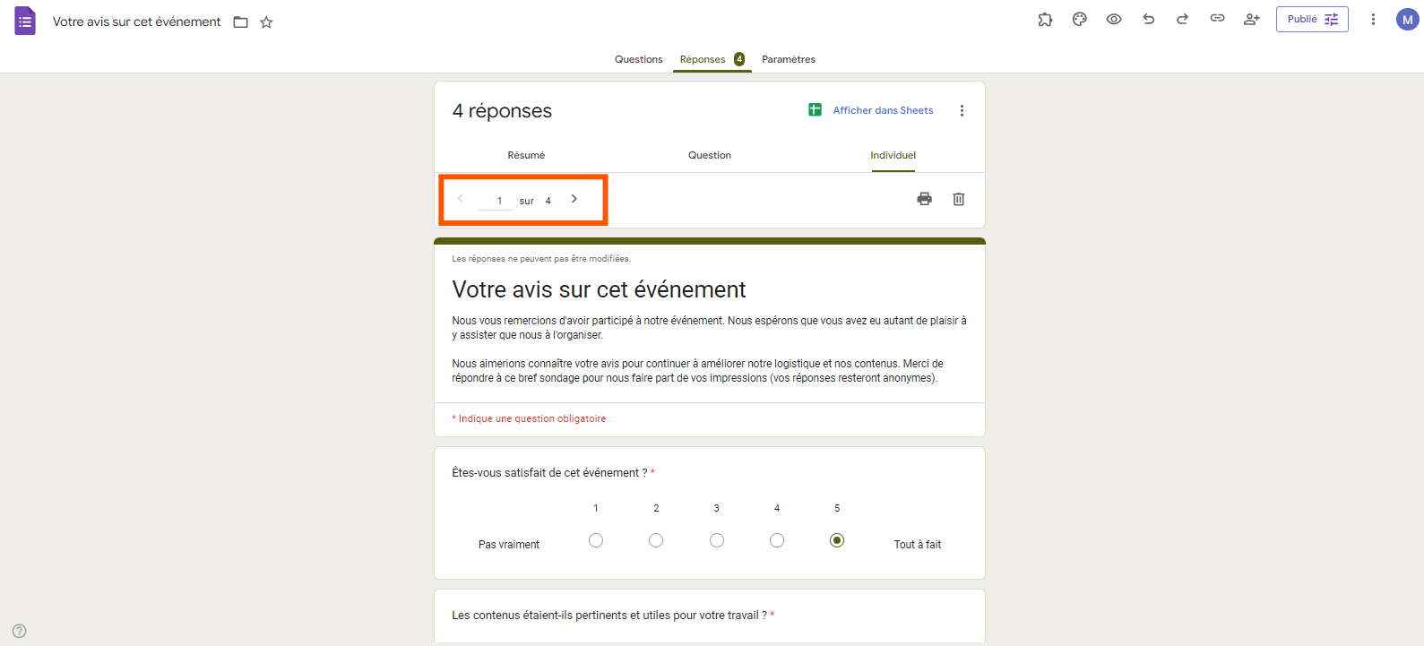 Capture d'écran montrant où cliquer sur les boutons fléchés pour faire défiler les réponses individuelles dans Google Forms