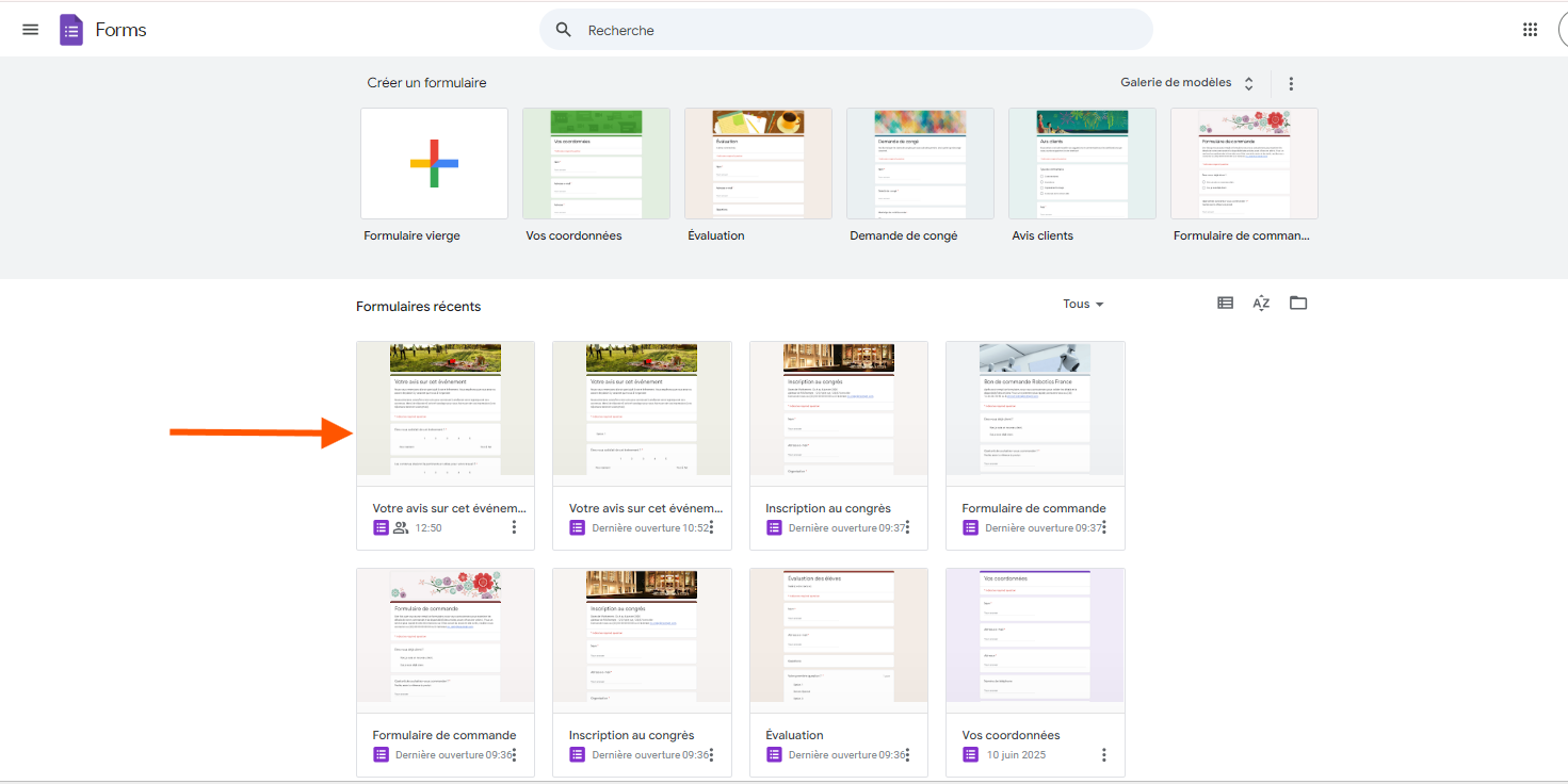 Capture d'écran de la page d'accueil de Google Forms avec une flèche pointant vers un formulaire intitulé Votre avis sur cet événement