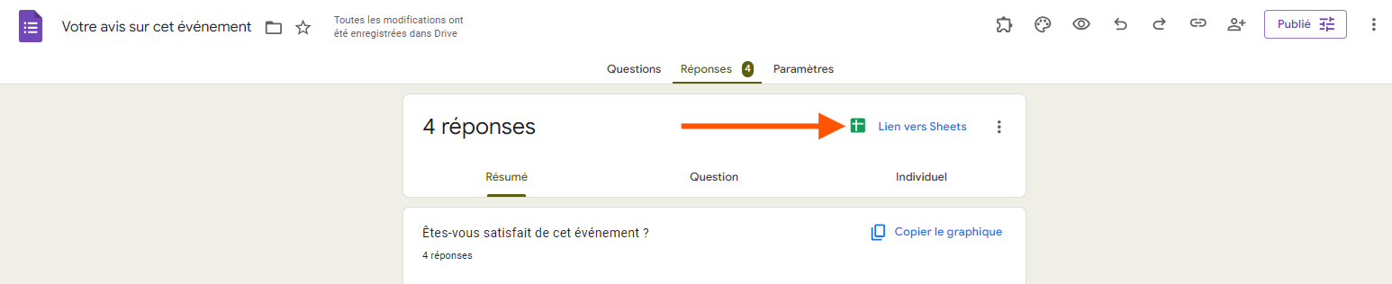 Capture d'écran d'un formulaire Google Forms avec une flèche pointant vers le bouton Lien vers Sheets dans l'onglet Réponses