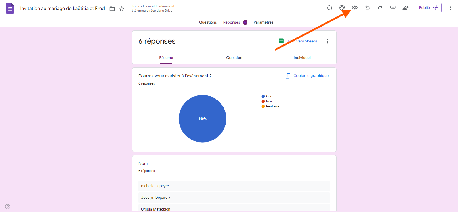 Capture d'écran de l'éditeur de formulaires Google avec une flèche pointant vers l'icône en forme d'œil dans le menu en haut à droite