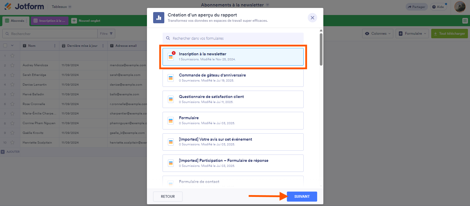 Capture d'écran du formulaire Inscription à la Newsletter sélectionné parmi les formulaires et une flèche pointant sur le bouton Suivant dans la fenêtre Création d'un aperçu de rapport dans les Tableaux Jotform